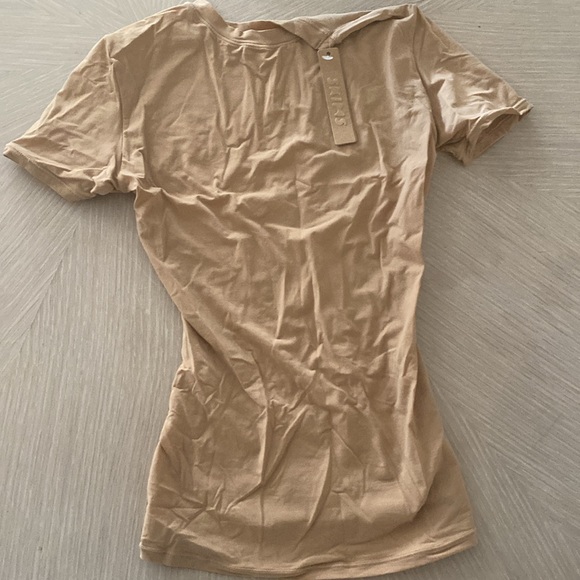 SKIMS Ochre Fits Everybody T-Shirt - Picture 5 of 7